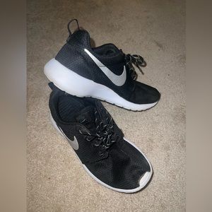 Black discontinued Nike roshes